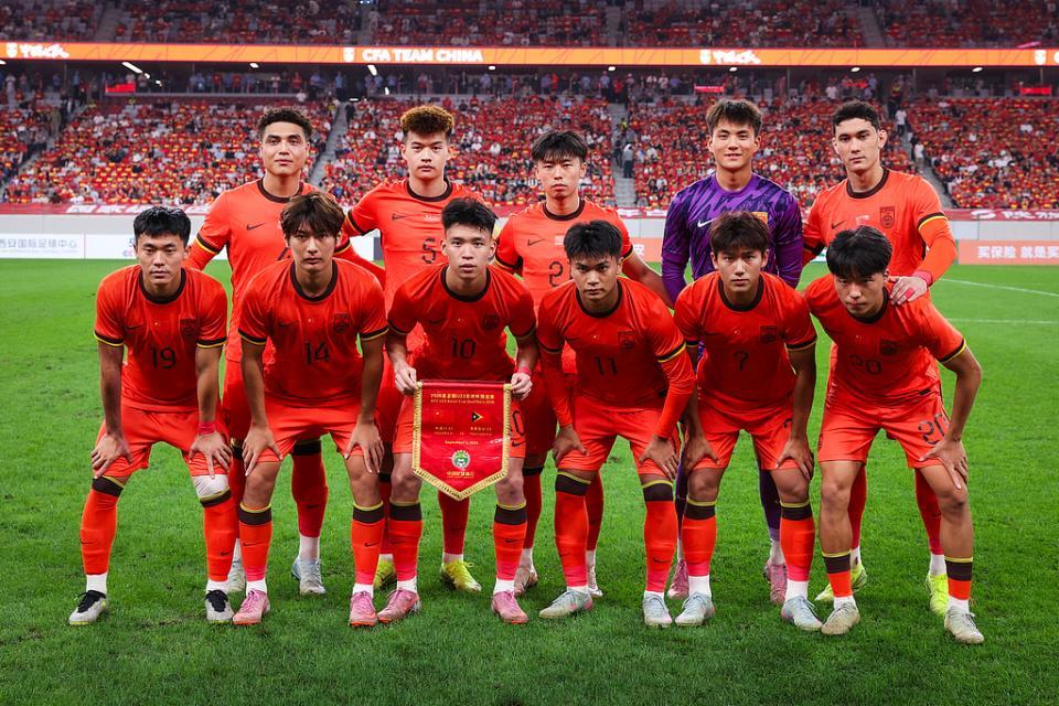 耻辱？U22国足面对4万人口业余队半场轰21脚仅1-0！王钰栋看呆了